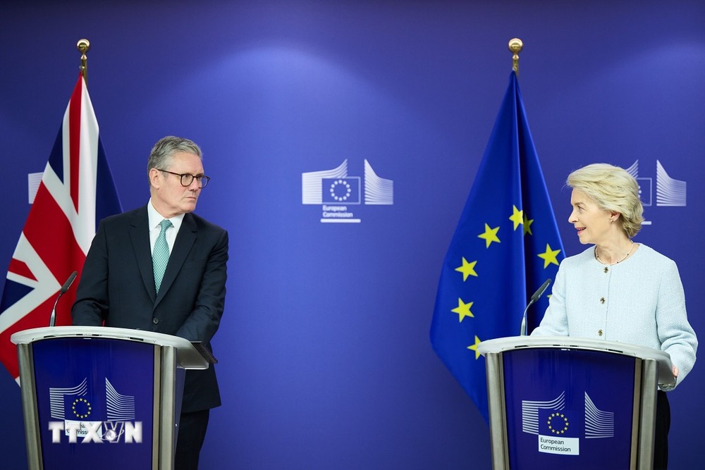 Chủ tịch Ủy ban châu Âu (EC) Ursula von der Leyen (phải) và Thủ tướng Anh Keir Starmer (trái). (Ảnh: AA/TTXVN)