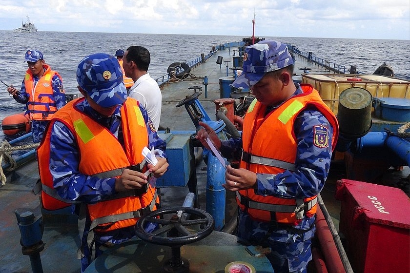 Lực lượng Cảnh sát biển niêm phong hàng hóa vi phạm.