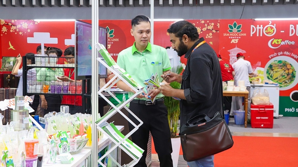 Khách quốc tế trải nghiệm sản phẩm của GC Food tại Triển lãm Vietnam Foodexpo 2024. 	Ảnh: N.H
