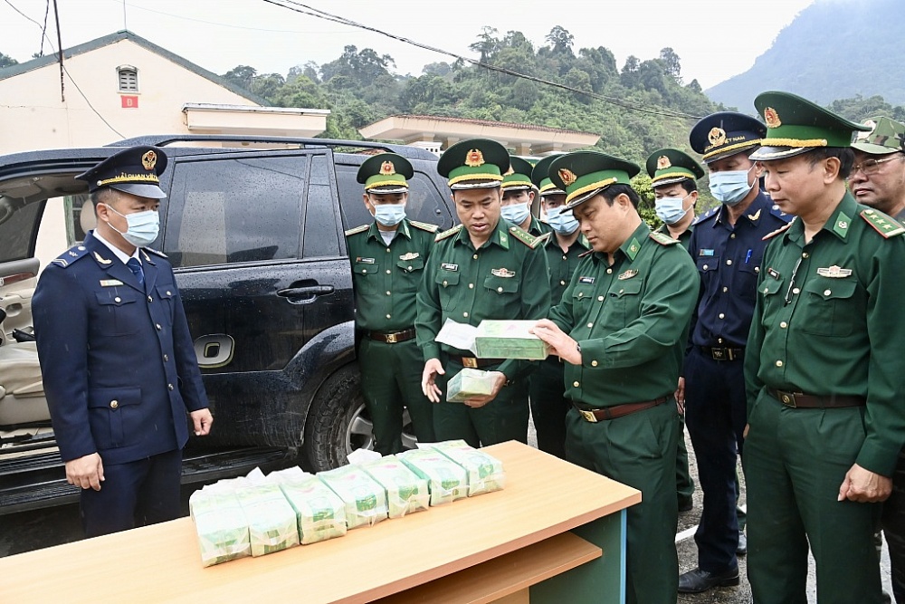 Lực lượng Hai quan - Biên phòng Nghệ An kiểm tra tang vật. Ảnh: Lê Thạch