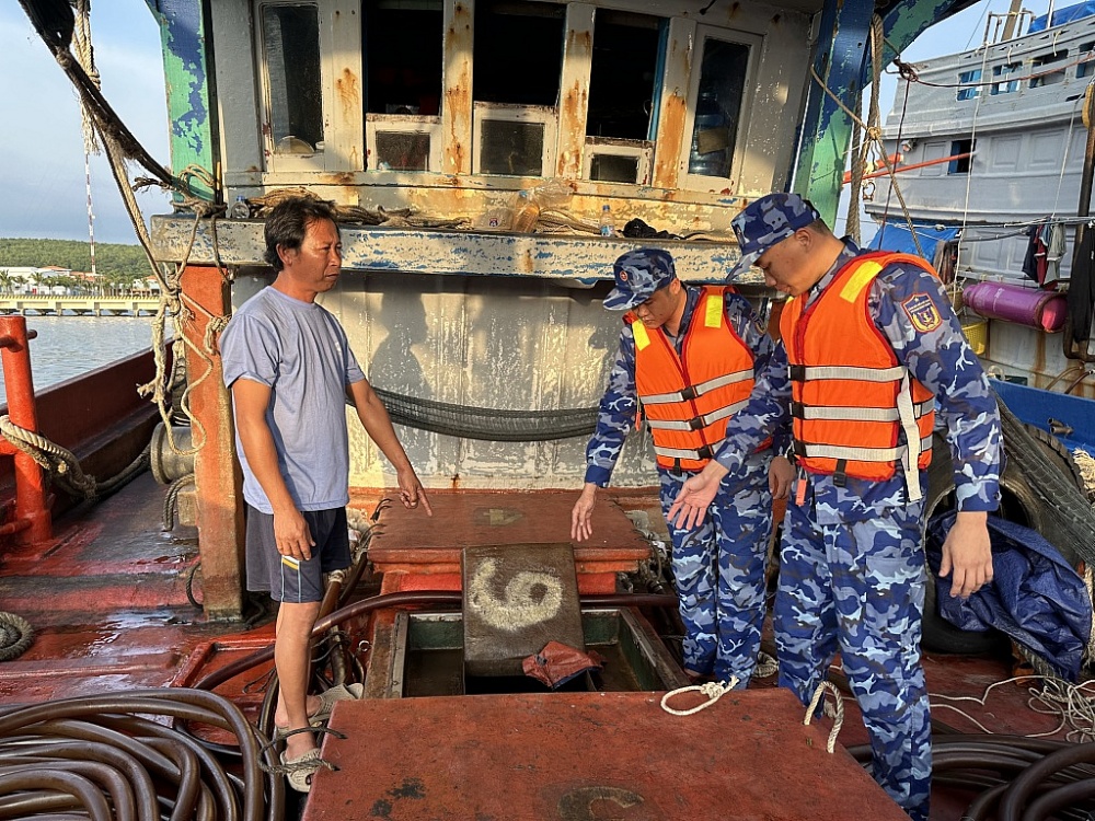 Lực lượng chức năng kiêm tra tài bi phạm.