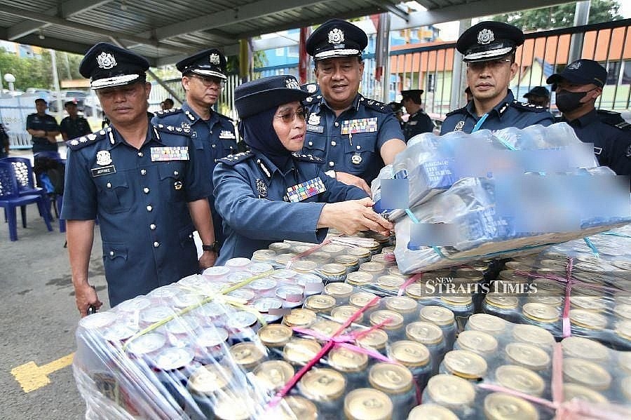 Trợ lý Tổng cục trưởng Hải quan Sabah, Malaysia Siti Mang (giữa) cho biết, Hải quan Sabah đã phát hiện ra 23.760 lít rượu, giá trị ước tính là RM90.050 tại cảng Sepanggar. Ảnh: NSTP/MOHD Adam Arinin