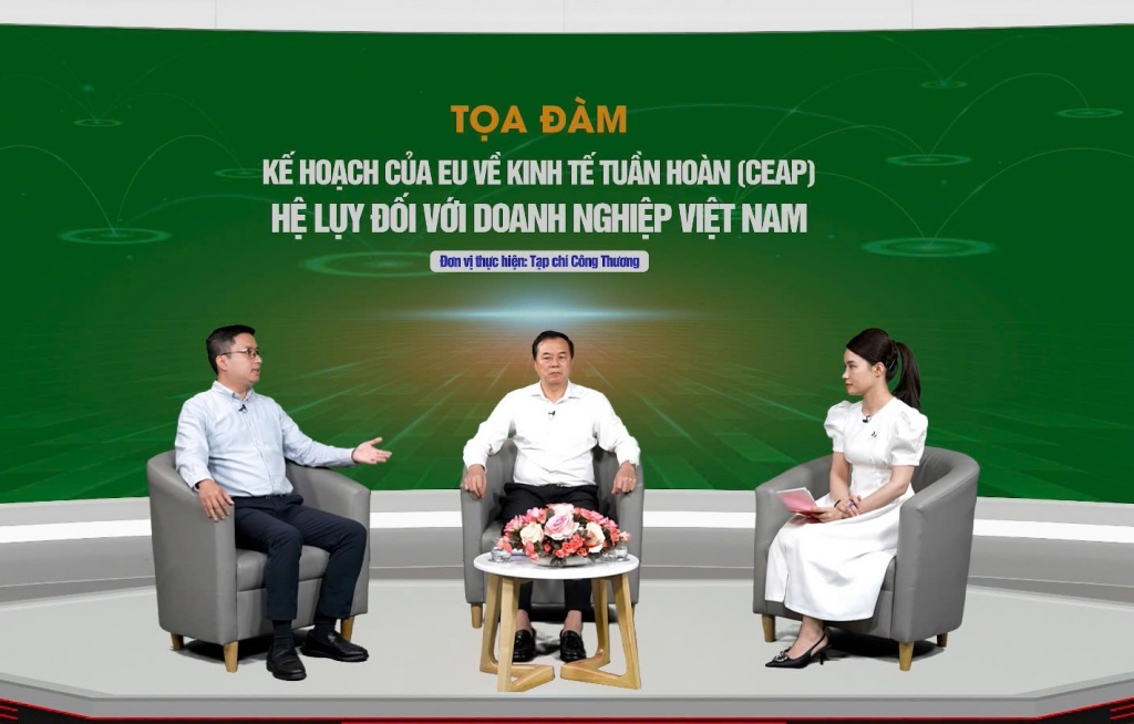 Các diễn giả chia sẻ tại tọa đàm.