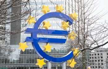 Reuters: ECB “mải nhìn gương chiếu hậu" khi chậm cắt giảm lãi suất