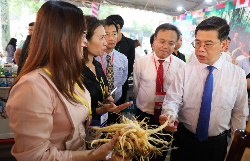 Liến kết mở rộng thị trường tiêu thụ, xuất khẩu sản phẩm vùng miền