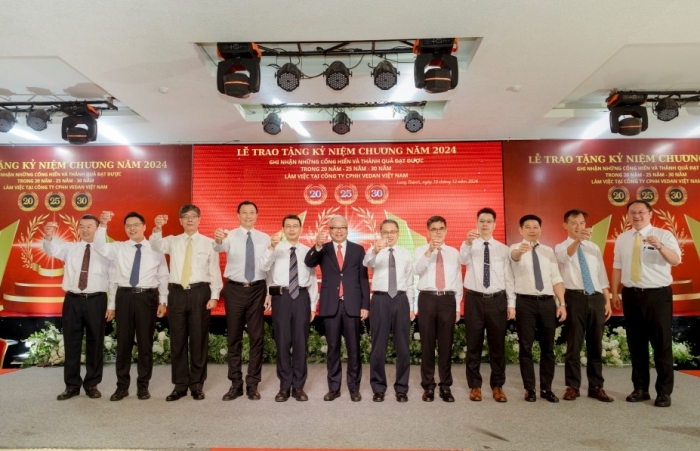 Vedan Việt Nam trao tặng kỷ niệm chương tôn vinh 301 nhân viên có thâm niên 20-25-30 năm