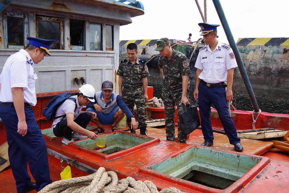 Lực lượng Cảnh sát biển và Hải quan kiểm tra tàu chở dầu DO vi phạm. Ảnh: Đức Định