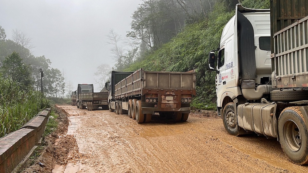 PHOTOS: Nhọc nhằn đường lên cửa khẩu quốc tế Nam Giang