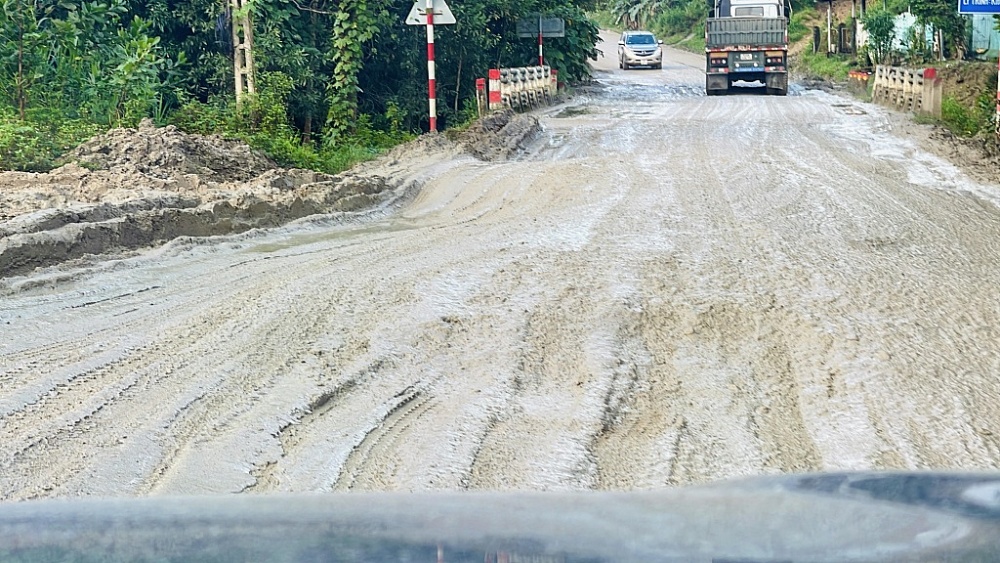 PHOTOS: Nhọc nhằn đường lên cửa khẩu quốc tế Nam Giang