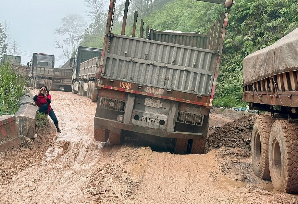 PHOTOS: Nhọc nhằn đường lên cửa khẩu quốc tế Nam Giang