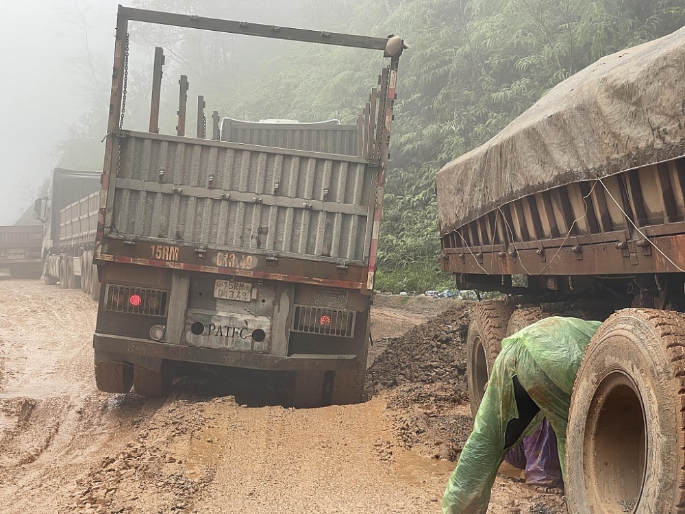 PHOTOS: Nhọc nhằn đường lên cửa khẩu quốc tế Nam Giang