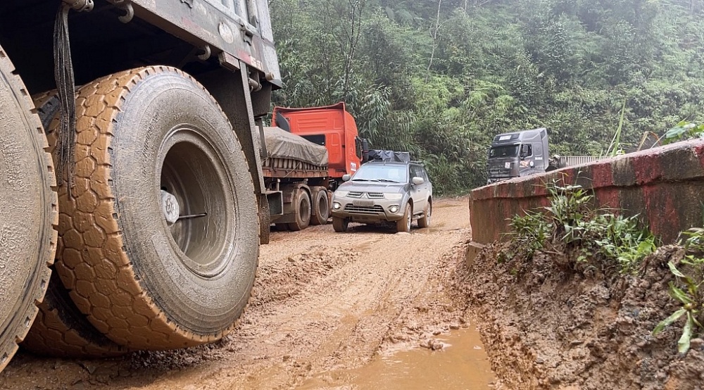 PHOTOS: Nhọc nhằn đường lên cửa khẩu quốc tế Nam Giang