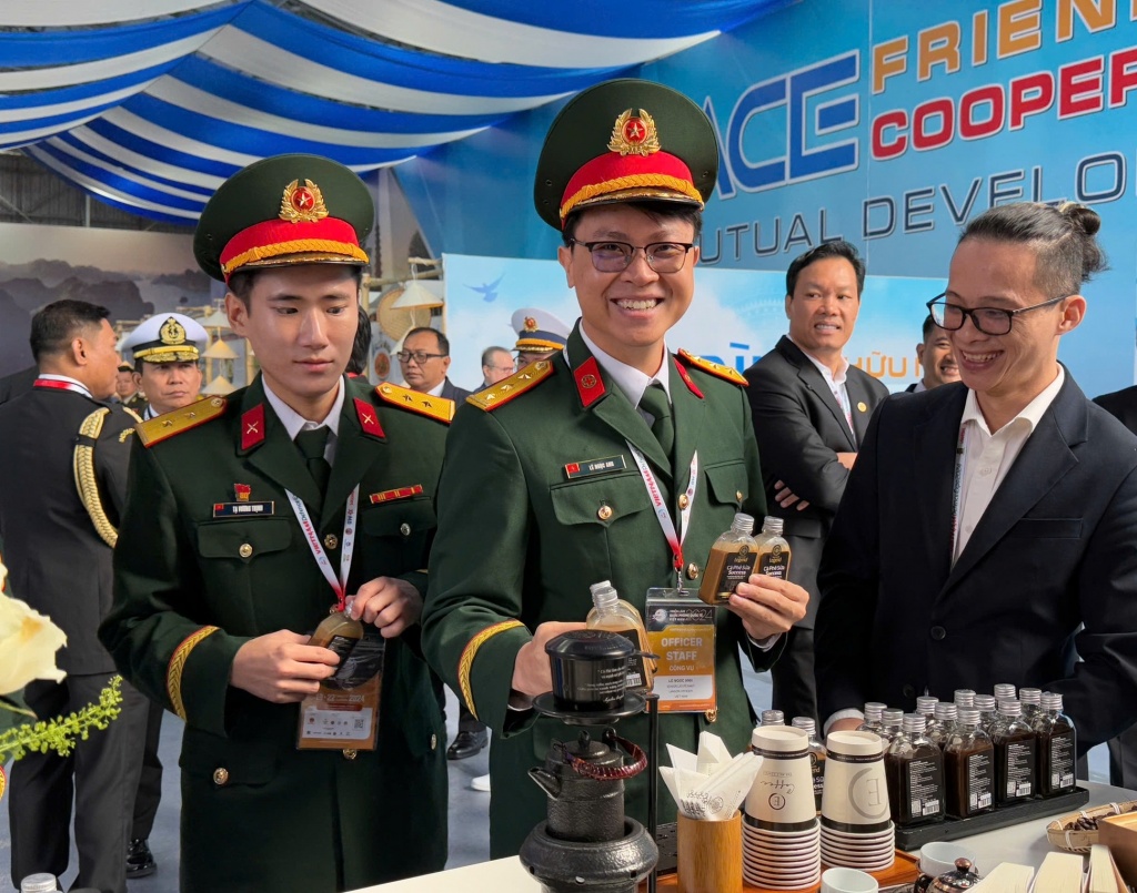 Ấn tượng Trung Nguyên E-Coffee tại Triển lãm Quốc phòng quốc tế Việt Nam 2024