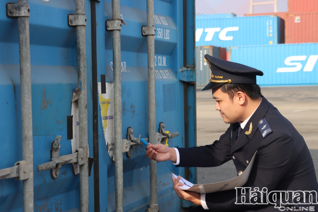 Bắt giữ 1 container hàng cấm tại cảng Hải Phòng