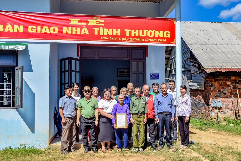 Bà Nguyễn Thu Thủy, Phó Giám đốc Đối ngoại công ty Vedan trao tặng nhà cho gia đình ông Tô Văn Niệm - một gia đình dân tộc Tày