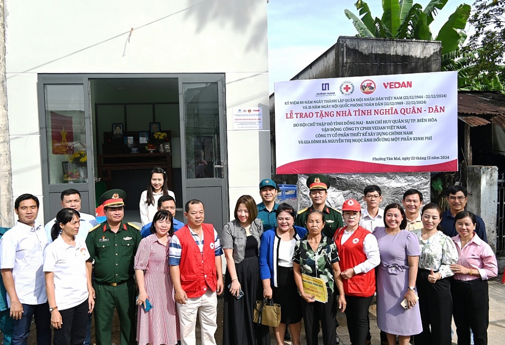 Bà Nguyễn Thu Thủy, Phó Giám đốc Đối ngoại công ty Vedan trao tặng nhà cho gia đình ông Nông Văn Điệp - đồng bào thiểu số