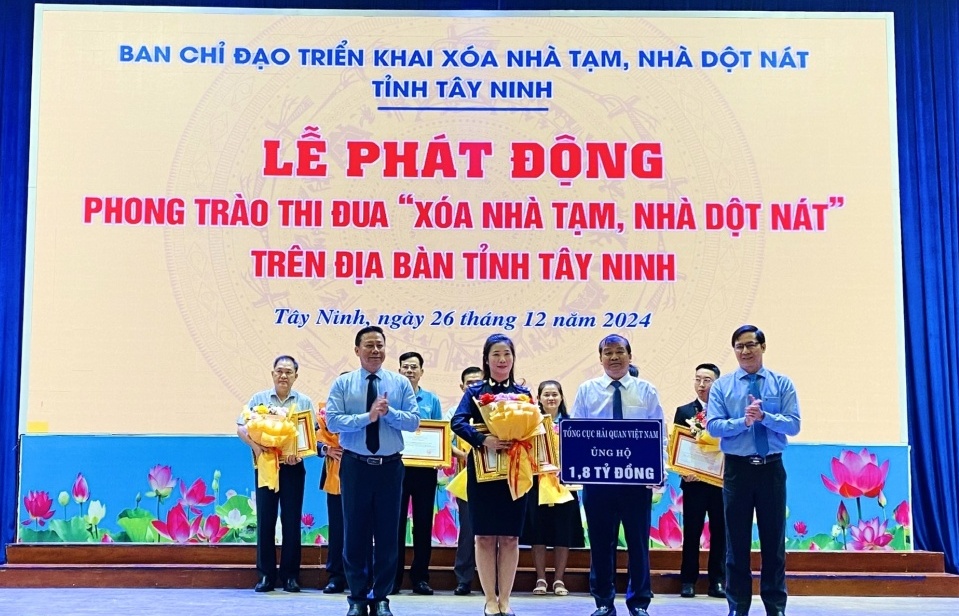 Tổng cục Hải quan và Hải quan Tây Ninh hưởng ứng chương trình “xóa nhà tạm, nhà dột nát”