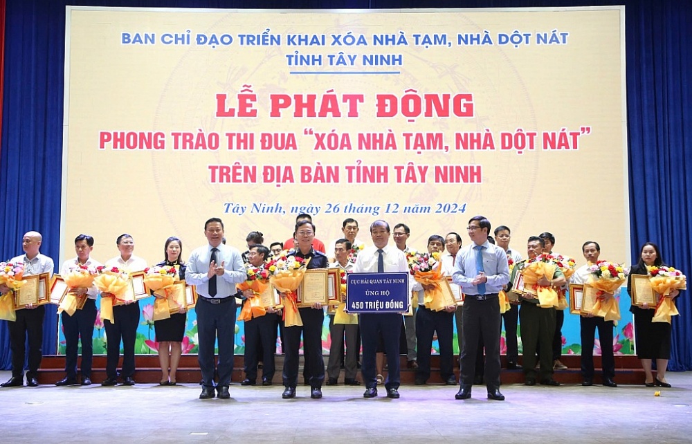 Tổng cục Hải quan và Hải quan Tây Ninh hưởng ứng chương trình “xóa nhà tạm, nhà dột nát”