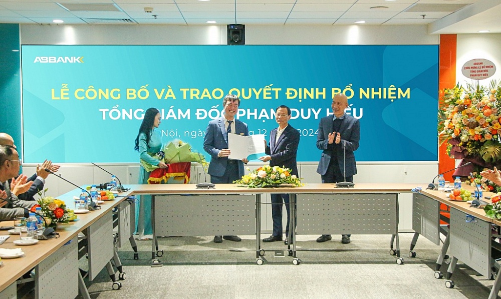 HĐQT ABBANK trao quyết định bổ nhiệm cho ông Phạm Duy Hiếu