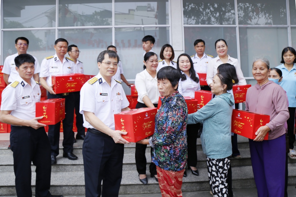 Tổng công ty Tân cảng Sài Gòn chăm lo Tết cho người nghèo