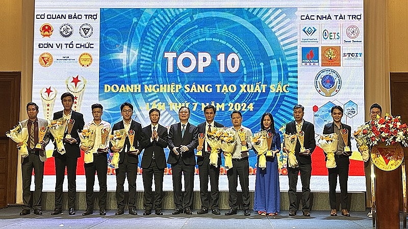 Đại diện Ban tổ chức trao cúp vàng vinh danh 10 doanh nghiệp đứng đầu về sáng tạo lần thứ 7 năm 2024.