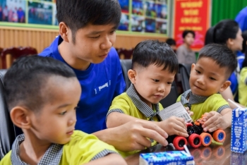 Vinamilk tặng hàng nghìn phần quà Tết cho trẻ em, công nhân trước thềm năm mới