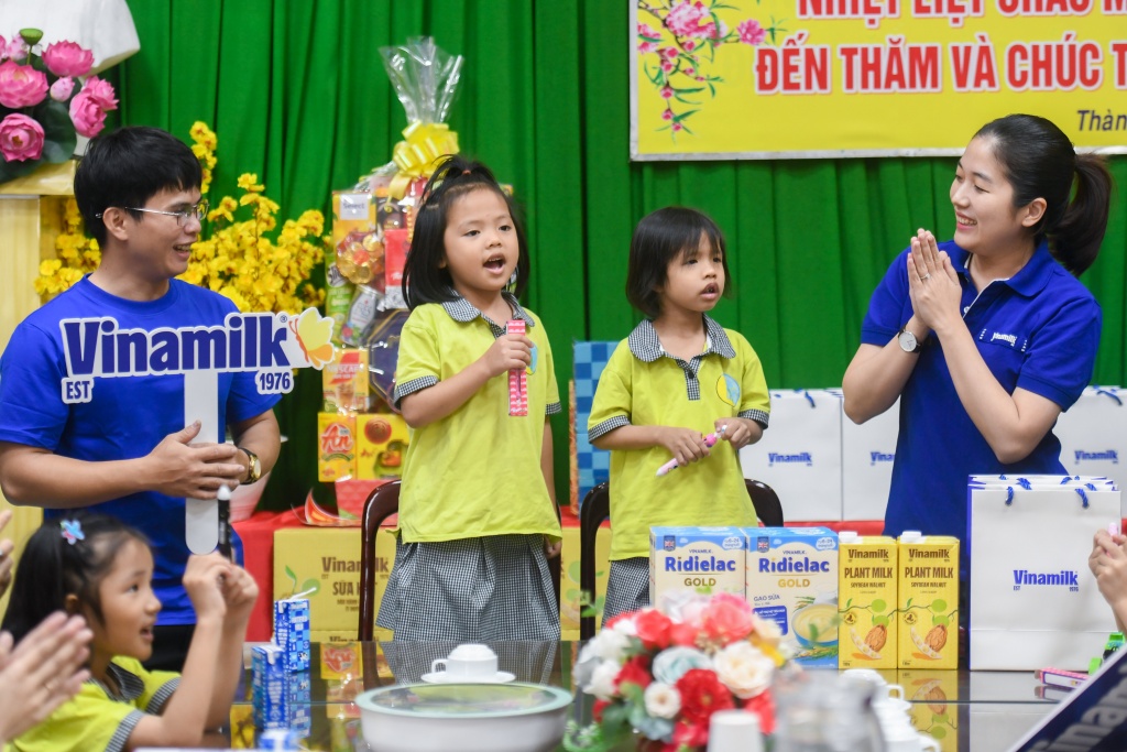 Vinamilk tặng hàng nghìn phần quà Tết cho trẻ em, công nhân trước thềm năm mới