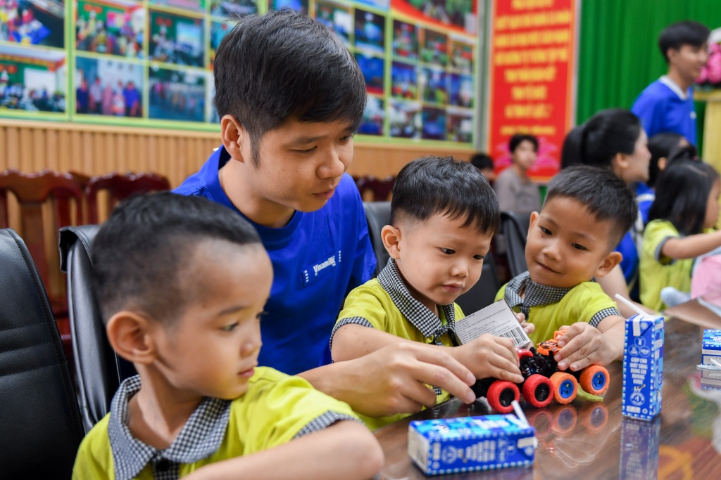 Vinamilk tặng hàng nghìn phần quà Tết cho trẻ em, công nhân trước thềm năm mới