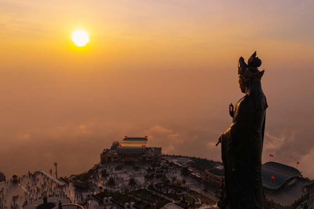 Rằm tháng Giêng núi Bà Đen: Khách chơi Xuân thâu đêm đến sáng đón nhận linh khí núi thiêng