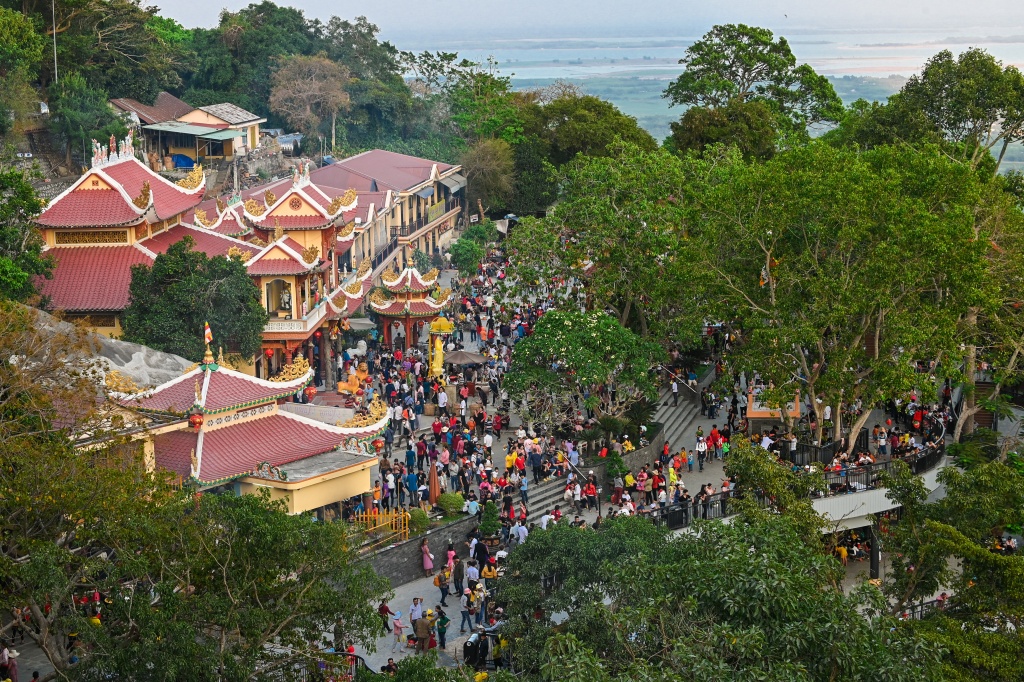 Rằm tháng Giêng núi Bà Đen: Khách chơi Xuân thâu đêm đến sáng đón nhận linh khí núi thiêng