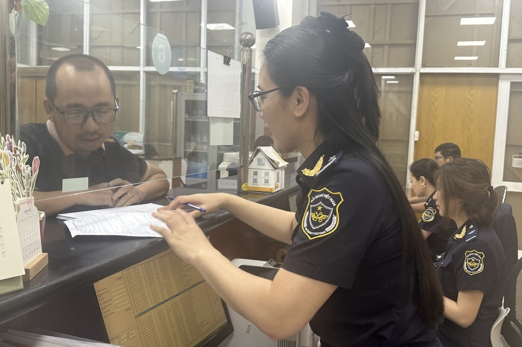 Công chức Hải quan cửa khẩu cảng Sài Gòn khu vực 1 hướng dẫn thủ tục cho doanh nghiệp xuất khẩu. Ảnh: T.H Công chức Hải quan cửa khẩu cảng Sài Gòn khu vực 1 hướng dẫn thủ tục cho doanh nghiệp xuất khẩu. Ảnh: T.H