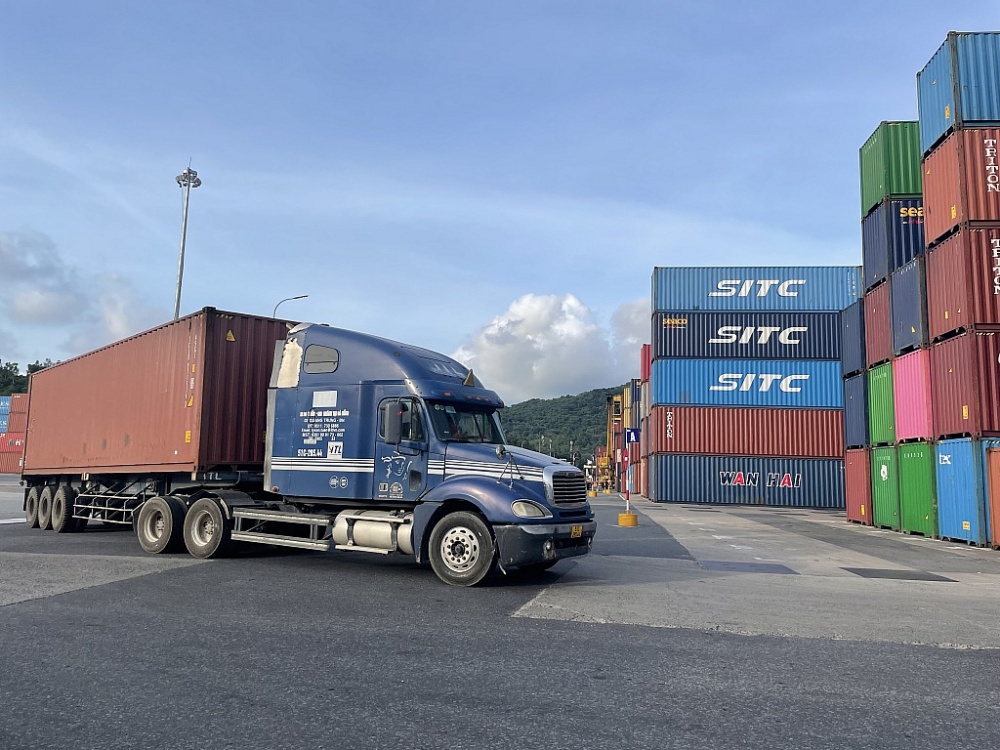 Hoạt động XNK hàng hoá tại Cảng Đà Nẵng. Ảnh: NL