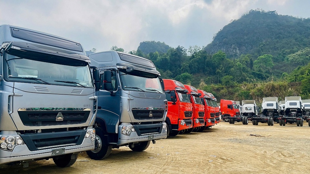 Xe ô tô mới NK qua cửa khẩu quốc tế Hữu Nghị.