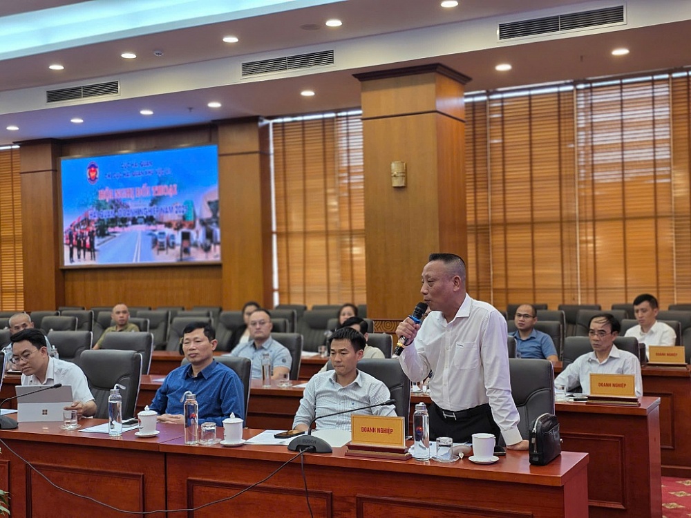 Đại diện DN có hoạt động XNK hàng hóa qua các cửa khẩu trên địa bàn tỉnh Cao Bằng nêu ý kiến vướng mắc. Ảnh: Đăng Dương