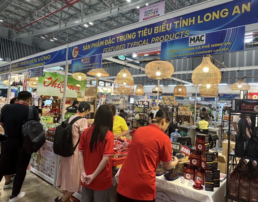 Các mặt hàng nông sản Việt Nam thu hút khách tham quan. Ảnh: T.H