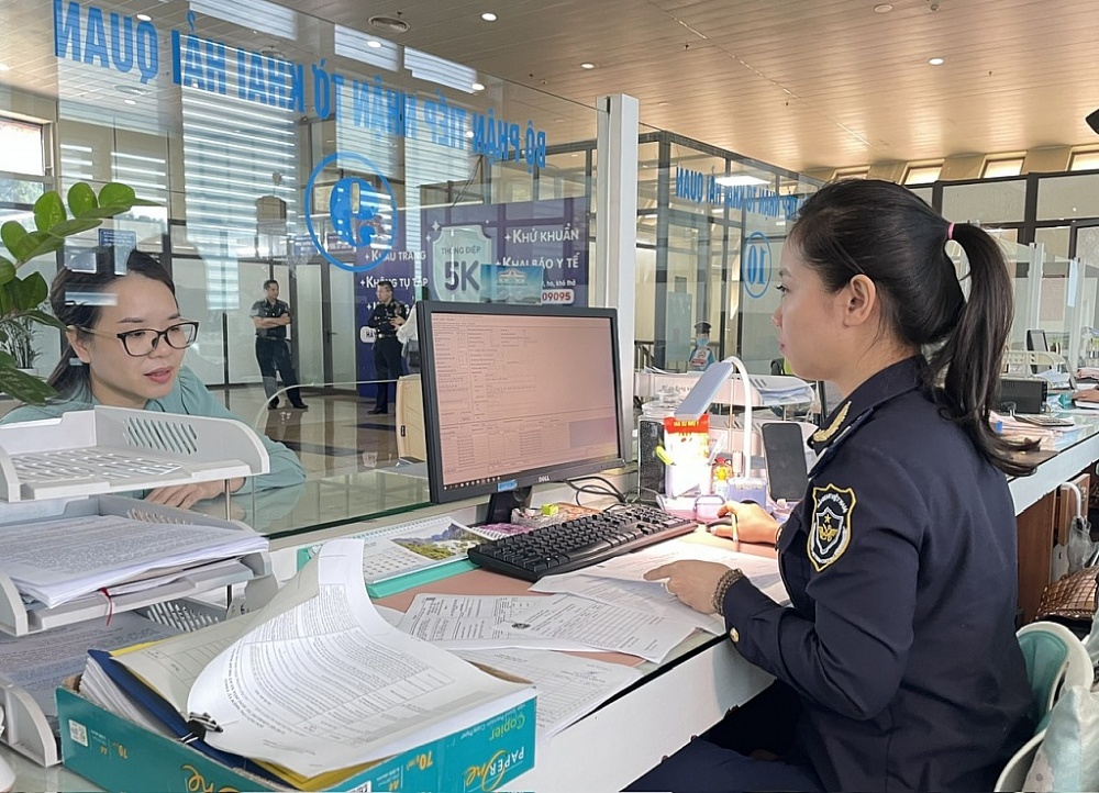 Hoạt động nghiệp vụ của công chức Chi cục Hải quan khu vực VI. Ảnh: N.L