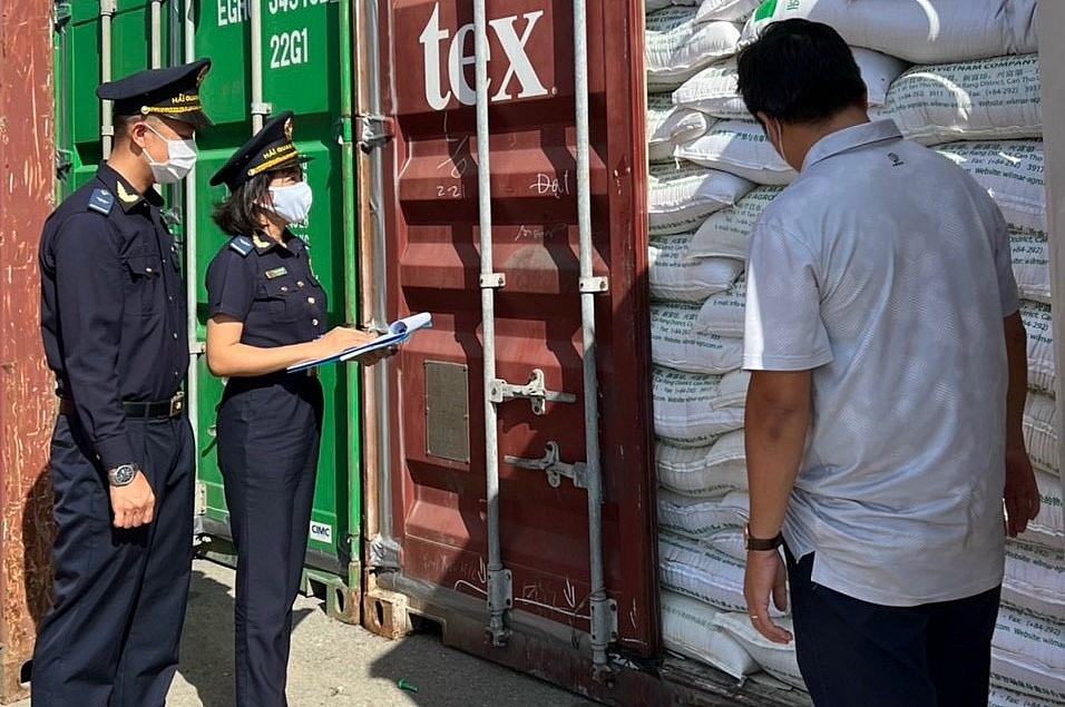 Hoạt động nghiệp vụ của công chức Chi cục Hải quan XIX. 
