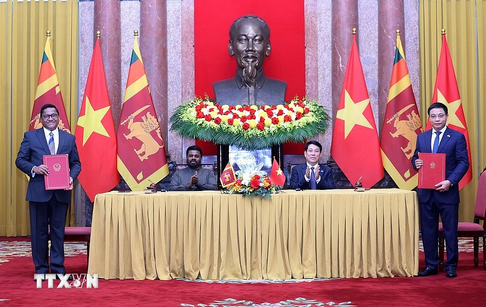 Thừa ủy quyền lãnh đạo Chính phủ hai nước, Bộ trưởng Nguyễn Văn Thắng và Bộ trưởng Vijitha Herath ký kết hiệp định. Ảnh: TTXVN Thừa ủy quyền lãnh đạo Chính phủ hai nước, Bộ trưởng Nguyễn Văn Thắng và Bộ trưởng Vijitha Herath ký kết hiệp định. Ảnh: TTXVN