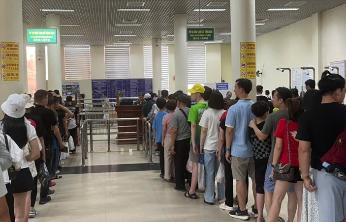 Gần 40.000 lượt khách xuất nhập cảnh qua cửa khẩu Móng Cái trong 2 ngày lễ