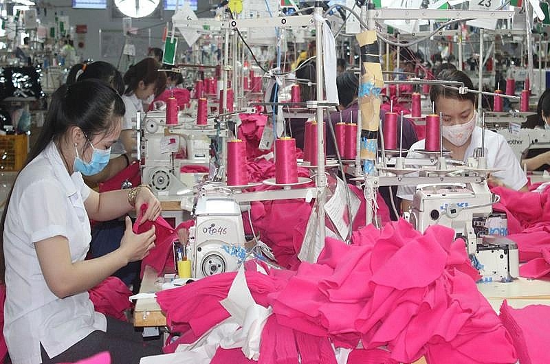 Sản xuất quần áo xuất khẩu tại Công ty CP Đồng Tiến khu công nghiệp Amata (TP.B​​iên Hòa).