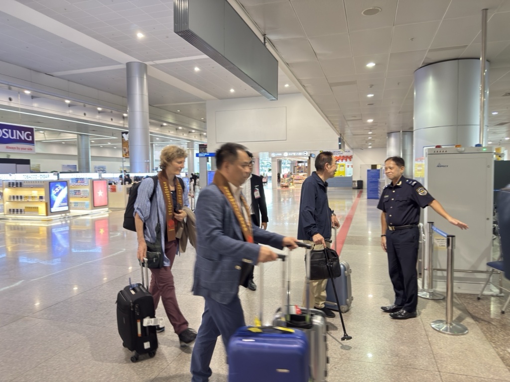 Hải quan sân bay quốc tế Tân Sơn Nhất hướng dẫn khách nhập cảnh