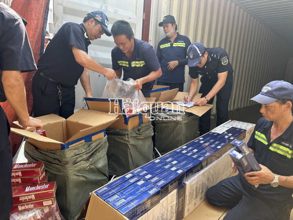 Khởi tố doanh nghiệp xuất lậu 2 container thuốc lá
