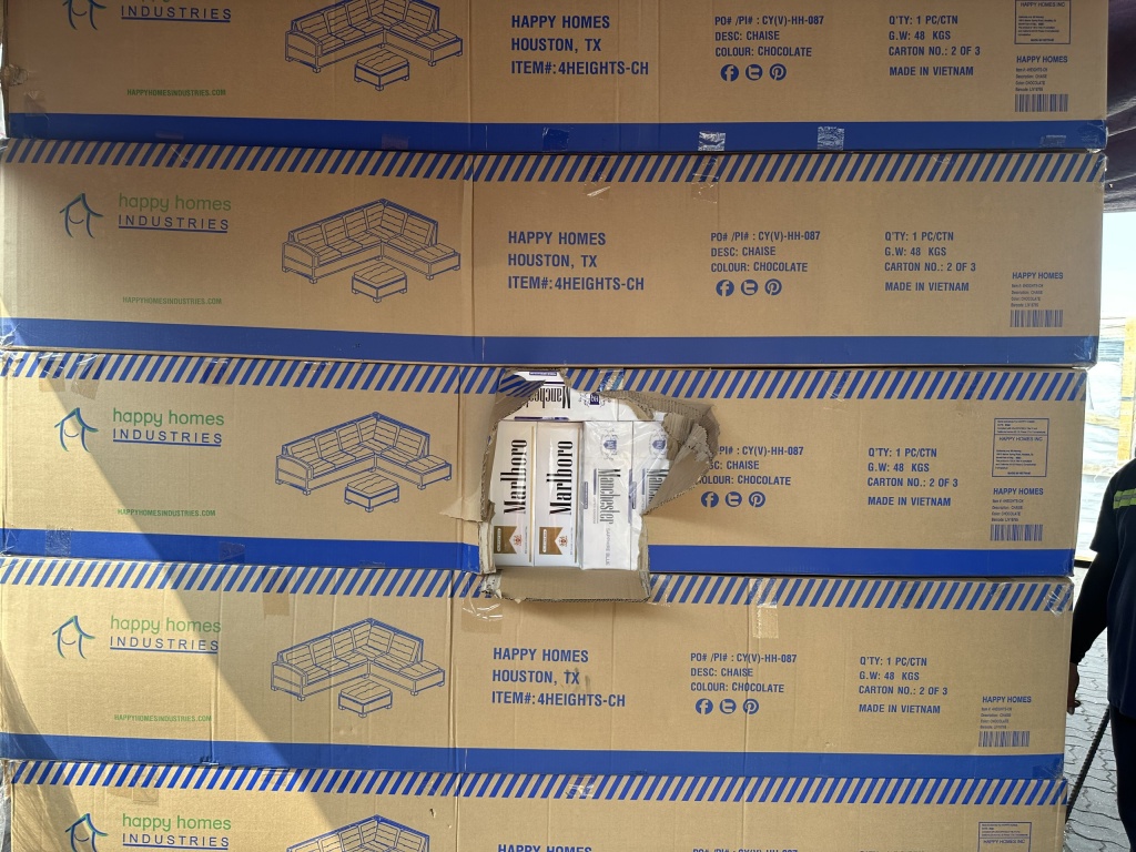 Cận cảnh 2 container thuốc lá lậu Hải quan bắt giữ