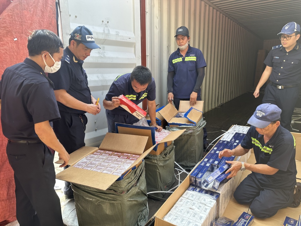Cận cảnh 2 container thuốc lá lậu Hải quan bắt giữ