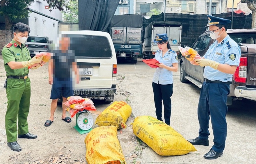 Lạng Sơn phát hiện, thu giữ số lượng lớn thực phẩm không rõ nguồn gốc