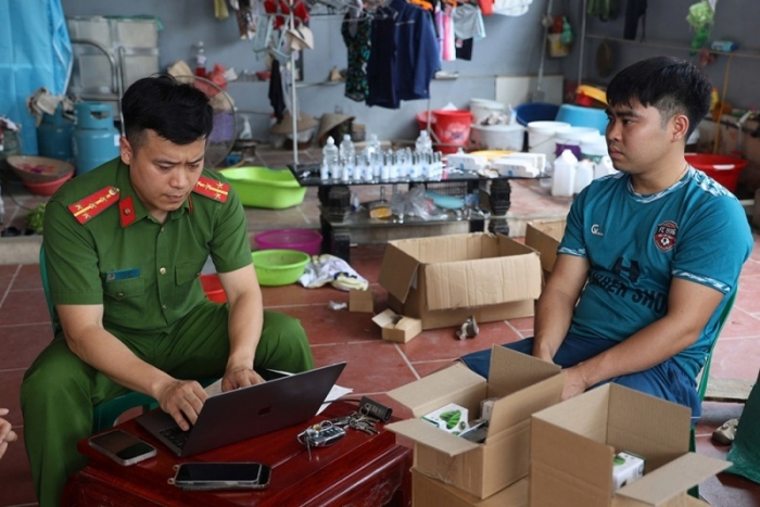 Triệt phá cơ sở mỹ phẩm giả đã bán hơn 100 nghìn đơn hàng trên Shopee, Tiktok