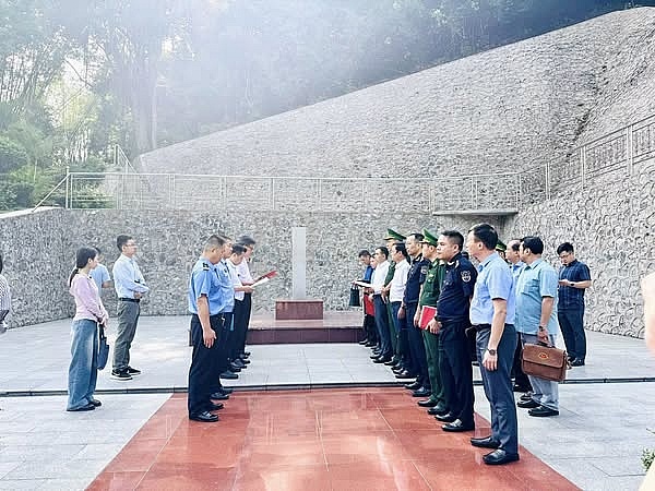 Đoàn đại biểu thị Bằng Tường (Quảng Tây, Trung Quốc) Hội đàm với Đoàn đại biểu Ban QL khu KTCK Đồng Đăng (Lạng Sơn, Việt Nam) tại KM số 0- khu vực cửa khẩu quốc tế Hữu Nghị (Lạng Sơn, Việt Nam). Ảnh: Ngô Dũng