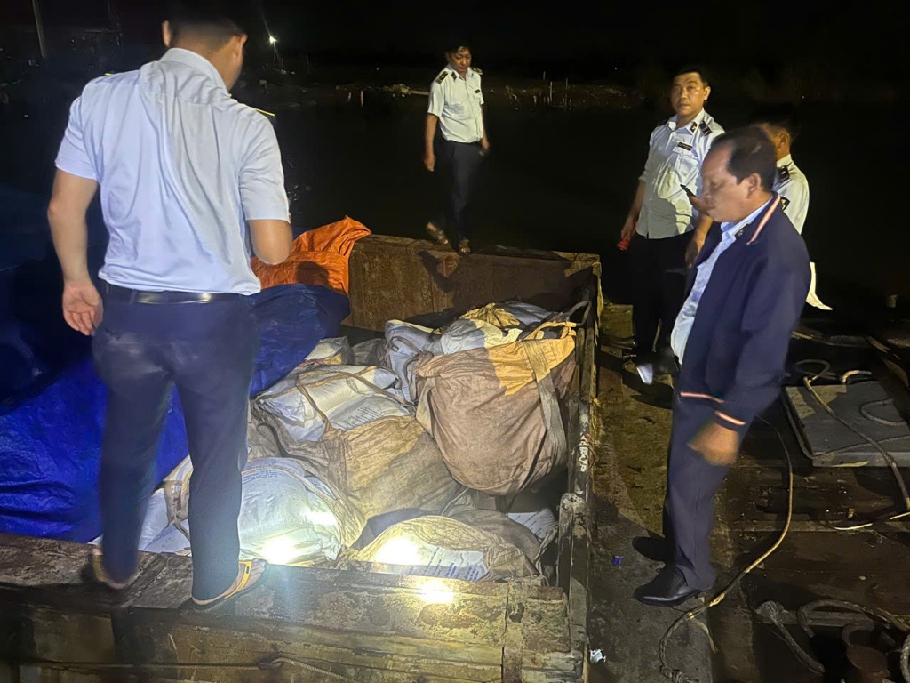 Tạm giữ 60 tấn đường nghi vi phạm nguồn gốc và nhãn mác