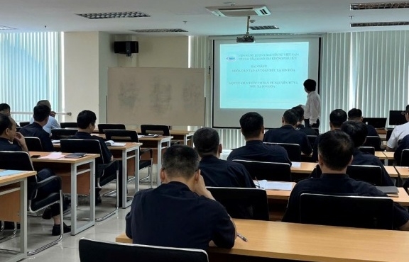 40 công chức Hải quan khu vực III tham gia lớp đào tạo an toàn bức xạ