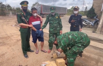 Hải quan cửa khẩu quốc tế Nam Giang phối hợp bắt vụ vận chuyển trái phép 38 bánh ma túy